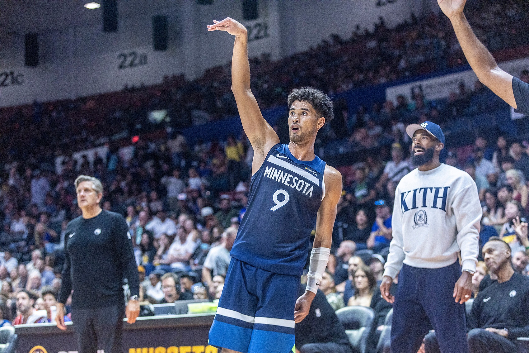 半岛体育官网-错失李凯尔！勇士受困土豪线难签大牌 美媒建议捡漏侧翼球员朱赞