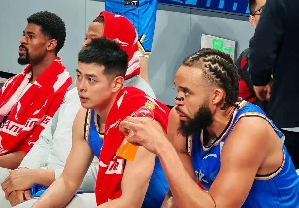 半岛·体育-CBA｜麦基首秀表现中规中矩，举火烧天扣篮令球迷兴奋不已