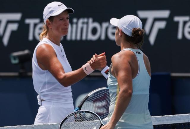 半岛·体育-巴蒂“过山车大战”淘汰阿扎伦卡 重返迈阿密赛八强